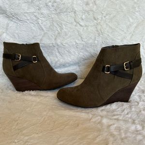 Report Galiana Buckle Wedge Bootie